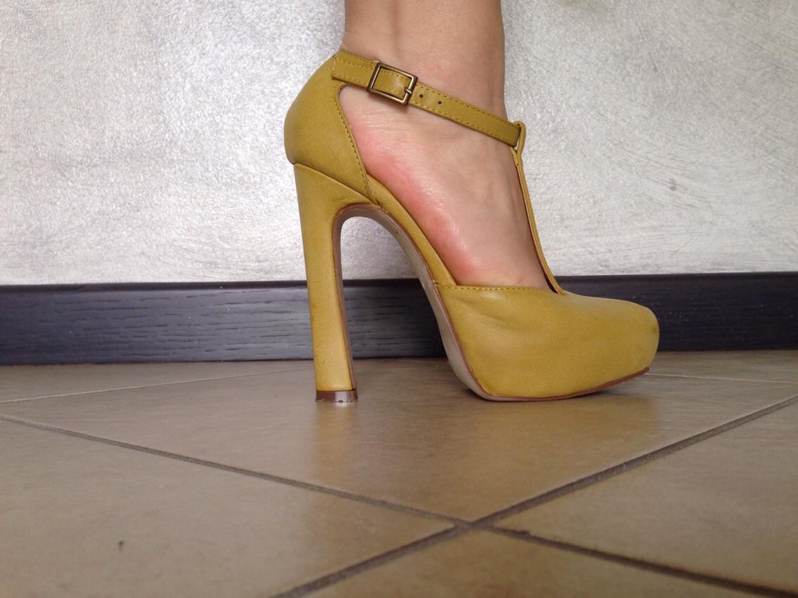 scarpe giallo ocra con tacco