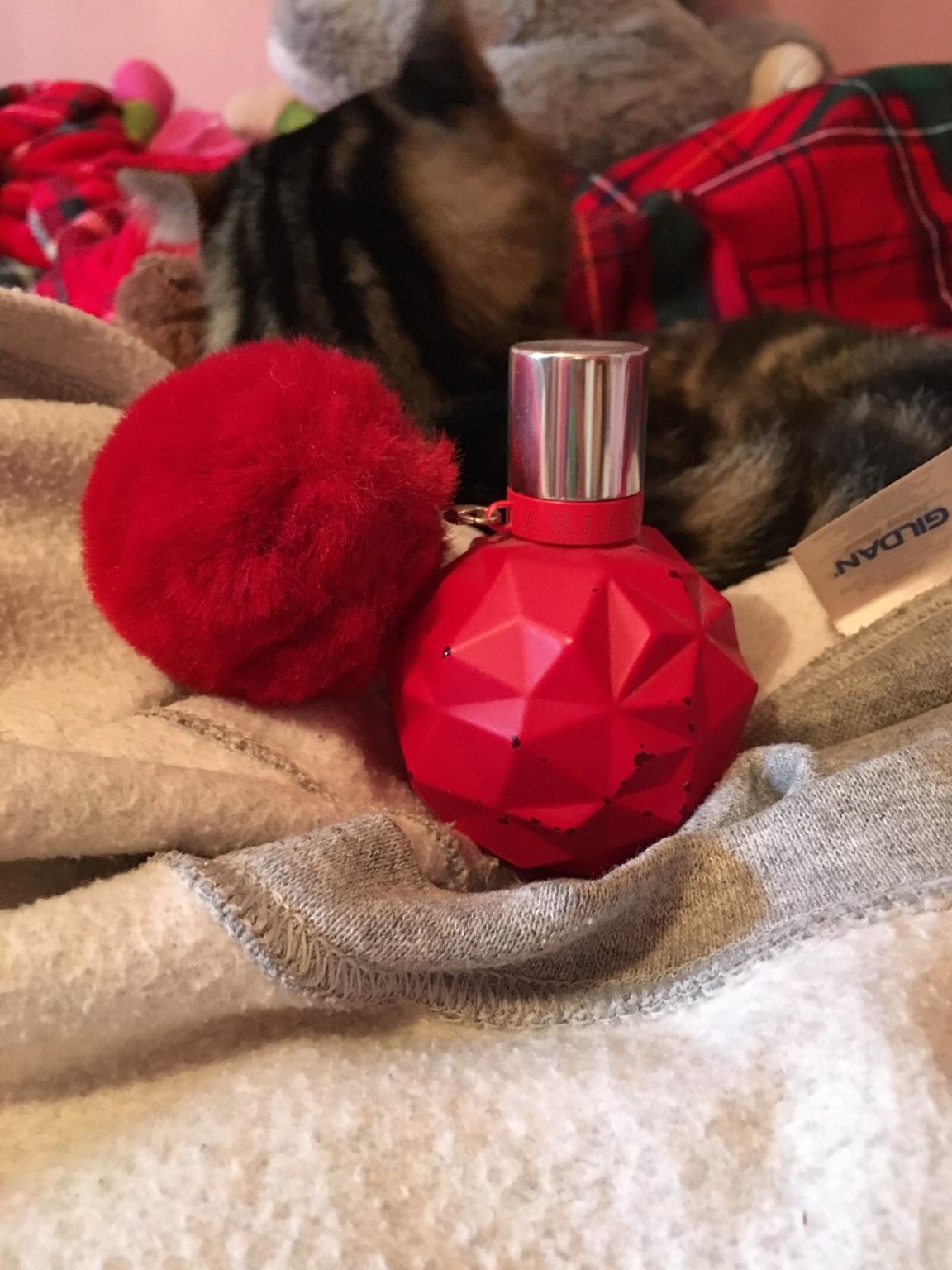 ariana grande perfume red
