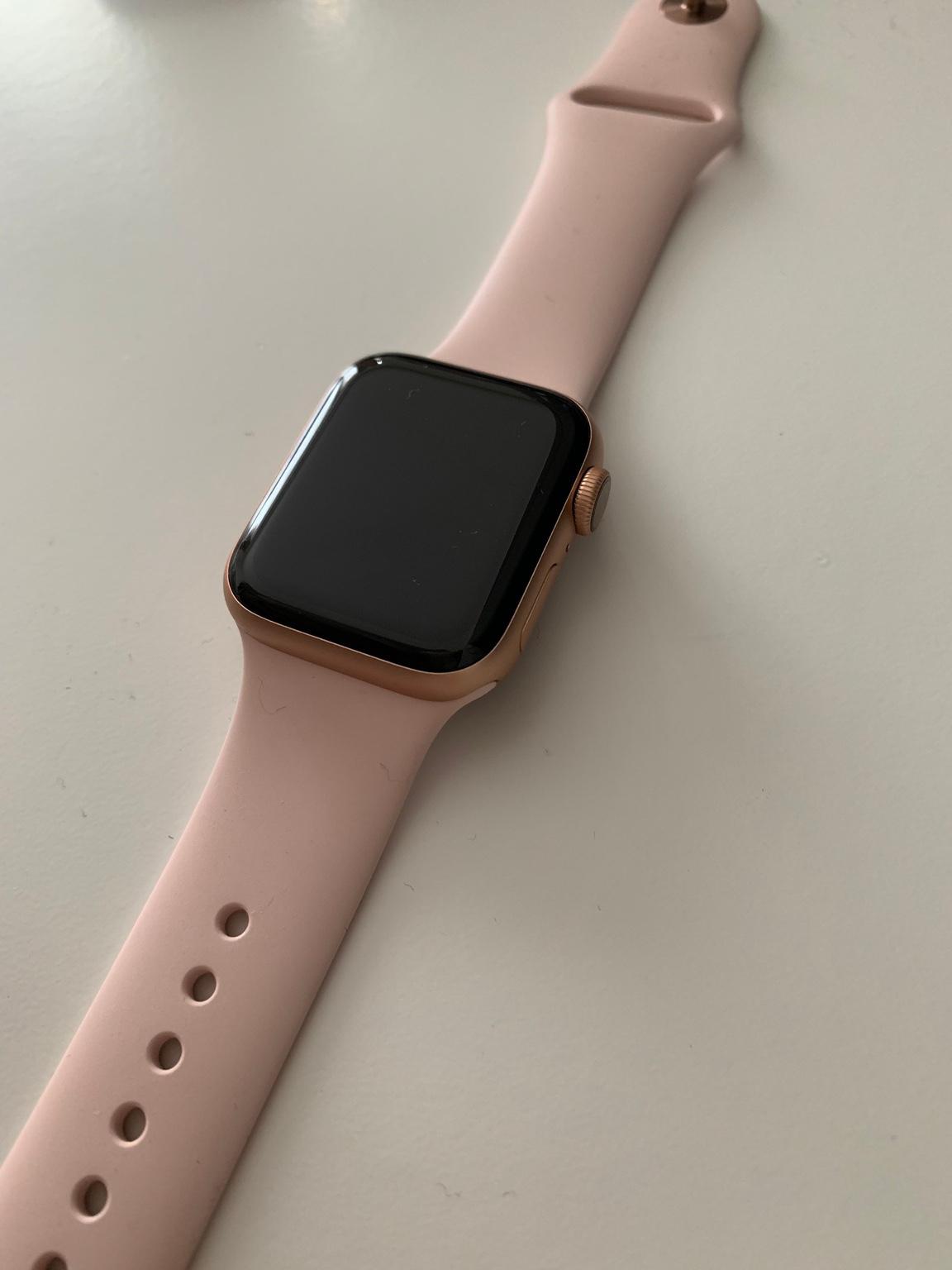 APPLE WATCH S4 GPS 40mm - Gold Aluminium in SE5 London for £300.00