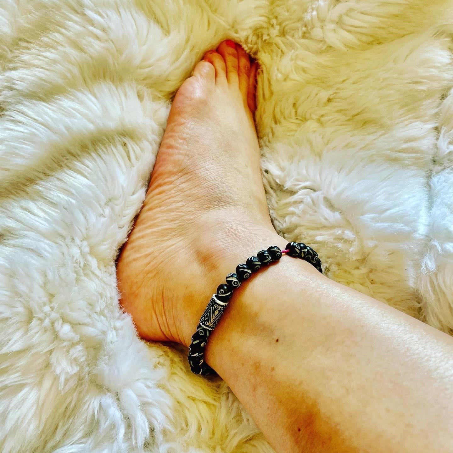 b'Rustic Black & White Bead Stretch Anklet #1' for sale  