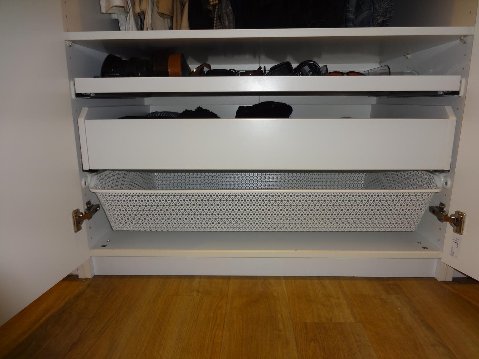 Featured image of post Schublade Ikea Pax While anyone familiar with pax wardrobe systems can tell the finished closet is from ikea i still now i know this isn t part of the ikea pax but i want to share with you how we added the large wall