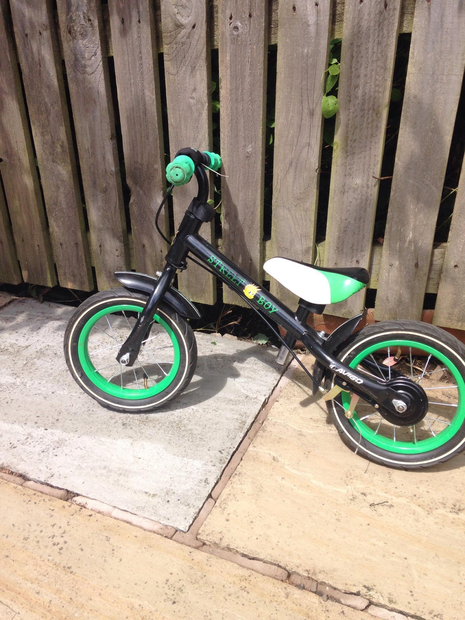 Green Avigo Street Boy balance bike in 