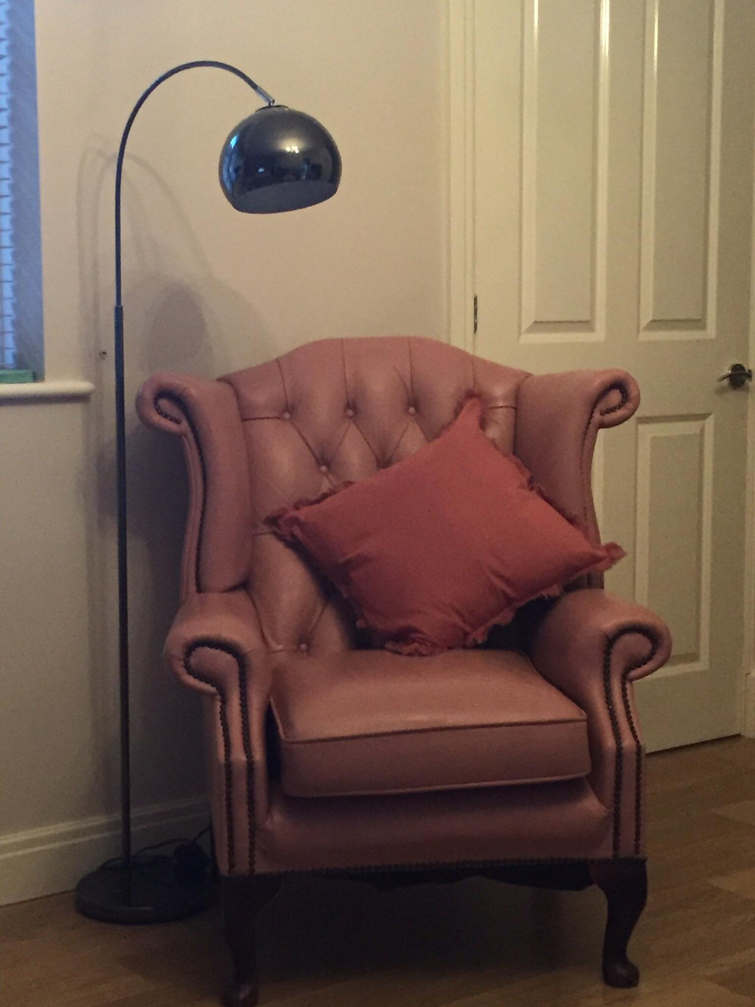 2 Gorgeous Pink Leather Chesterfield Chairs In Le9 Barwell Fur 300