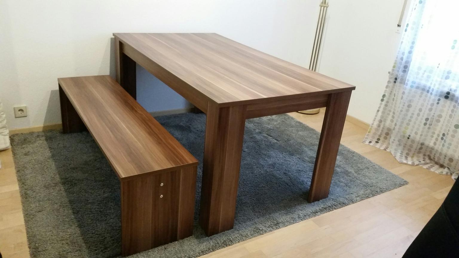 Großer Holztisch mit 47 Sitzbänke