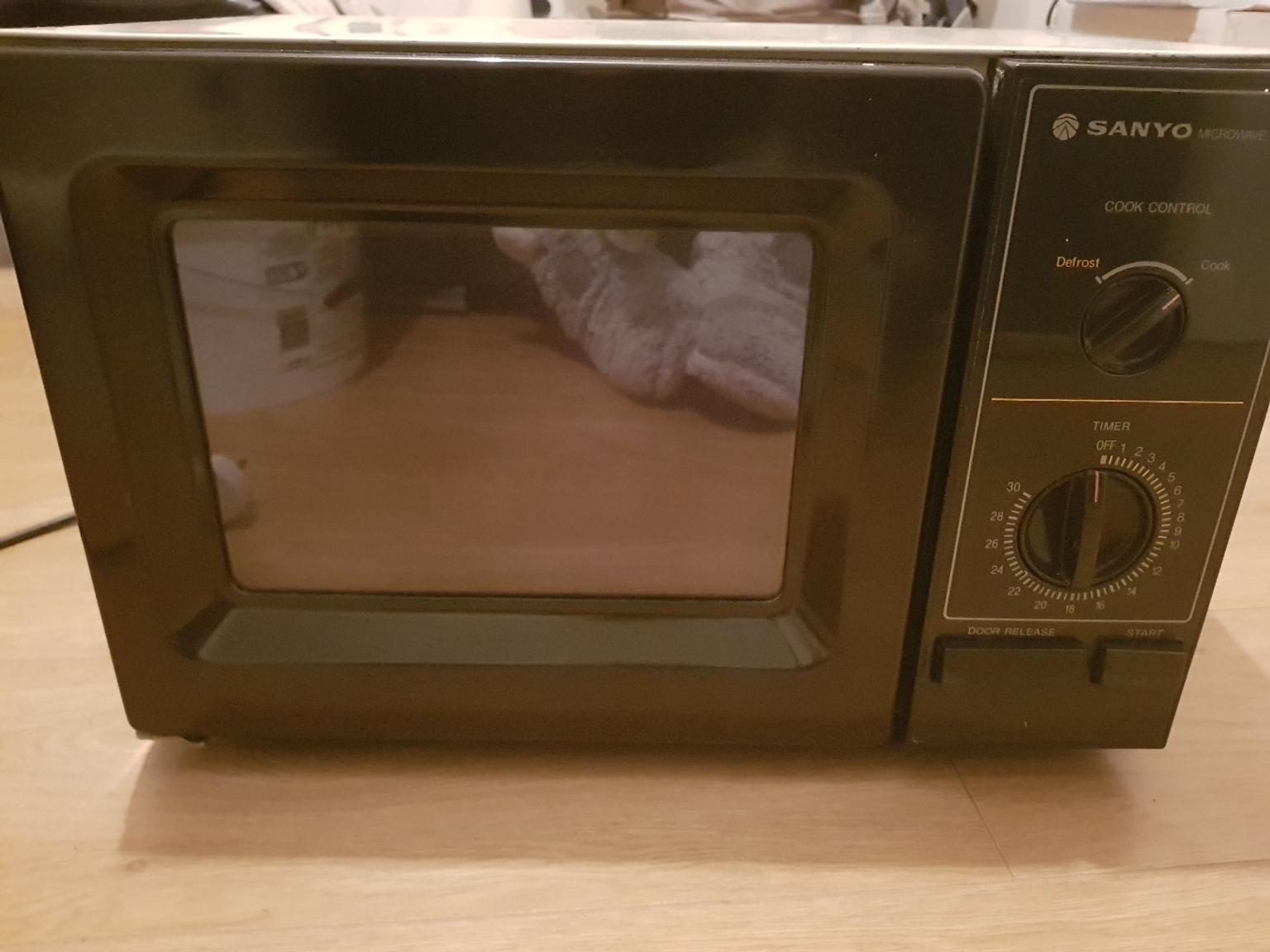 Old microwave in RG18 Thatcham for £10.00 for sale | Shpock