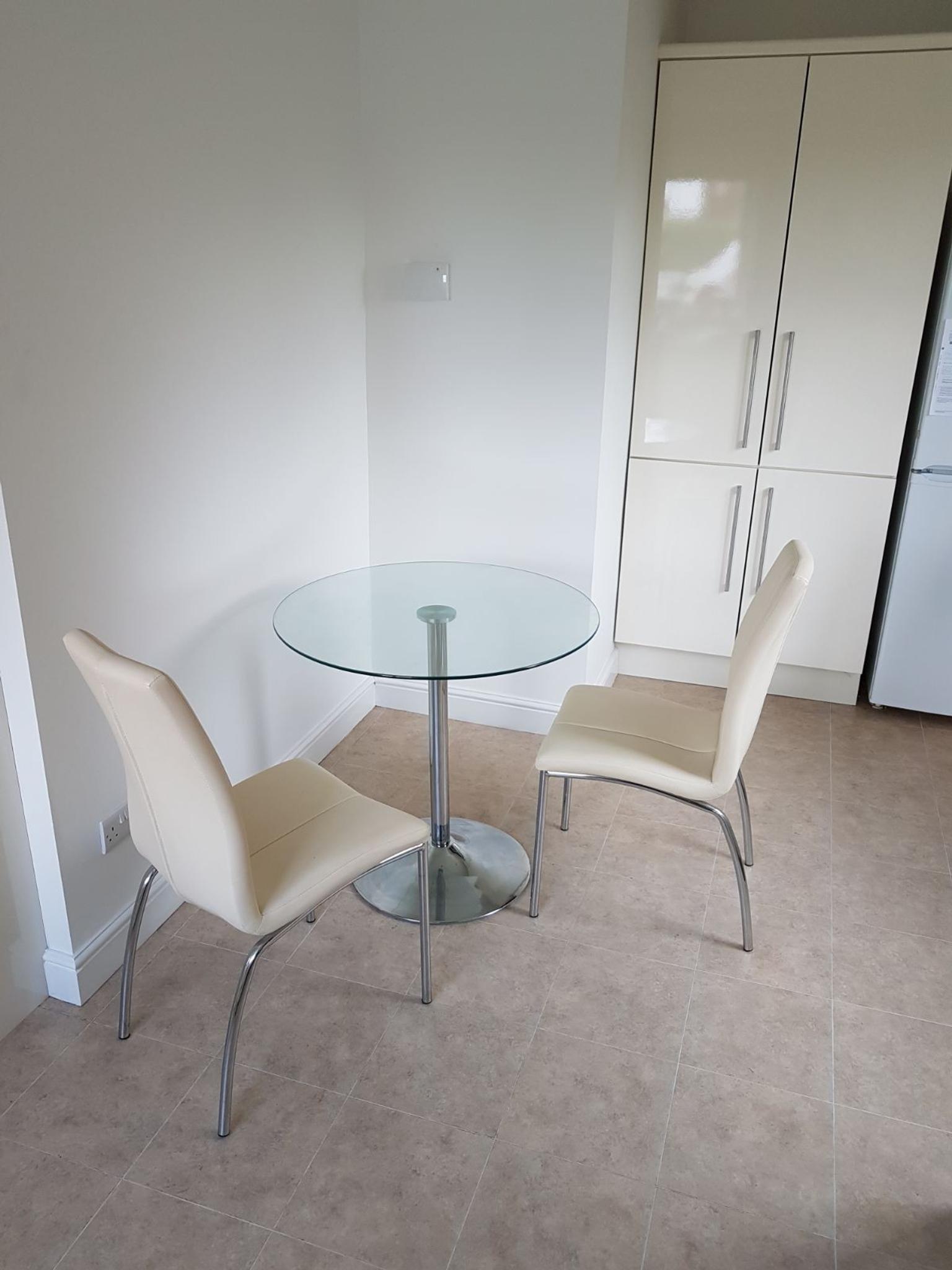 Glass Dining Table And Two Chairs In Ng12 Rushcliffe Fur 50 00 Zum Verkauf Shpock De