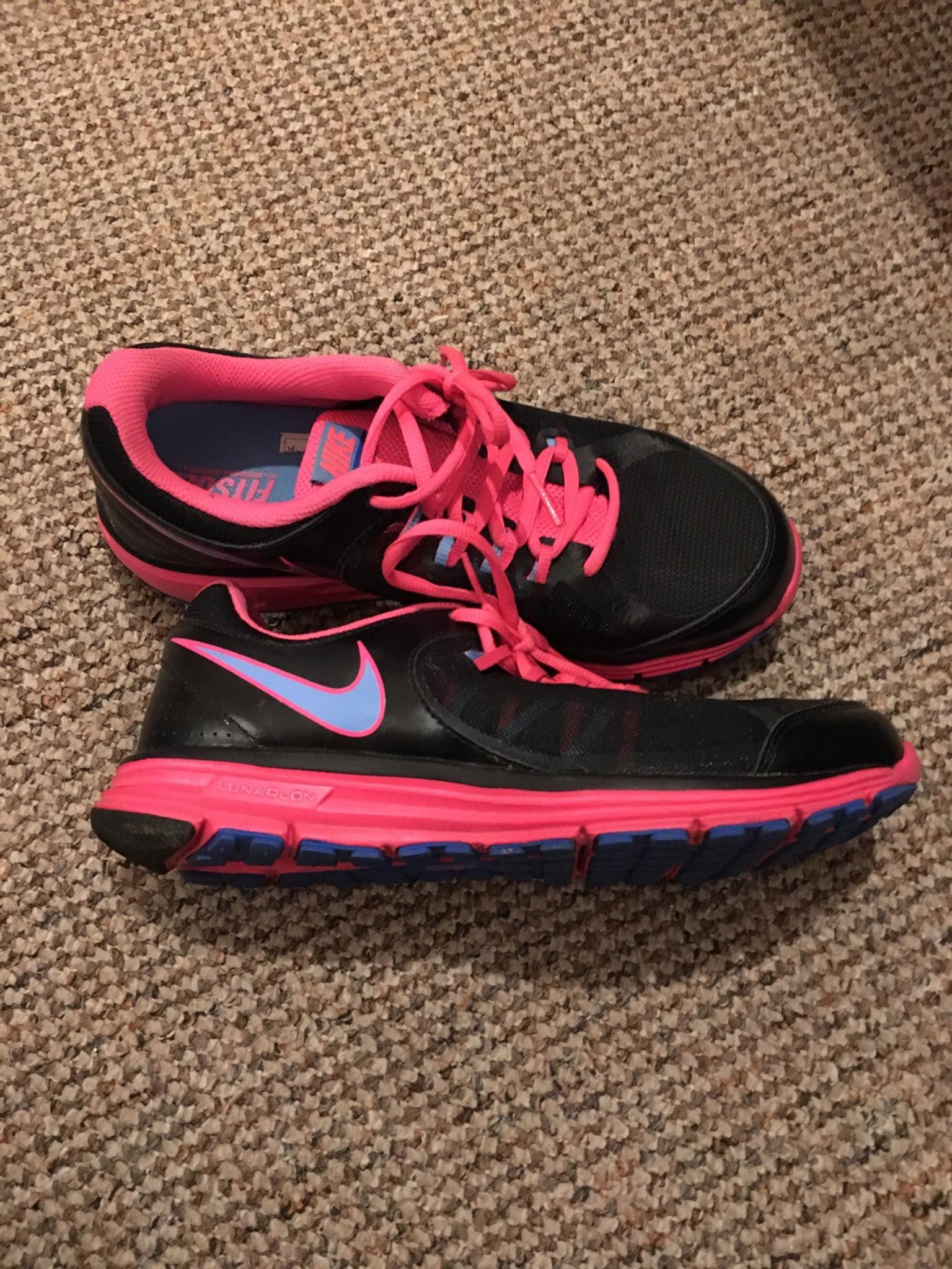 nike black pink trainers