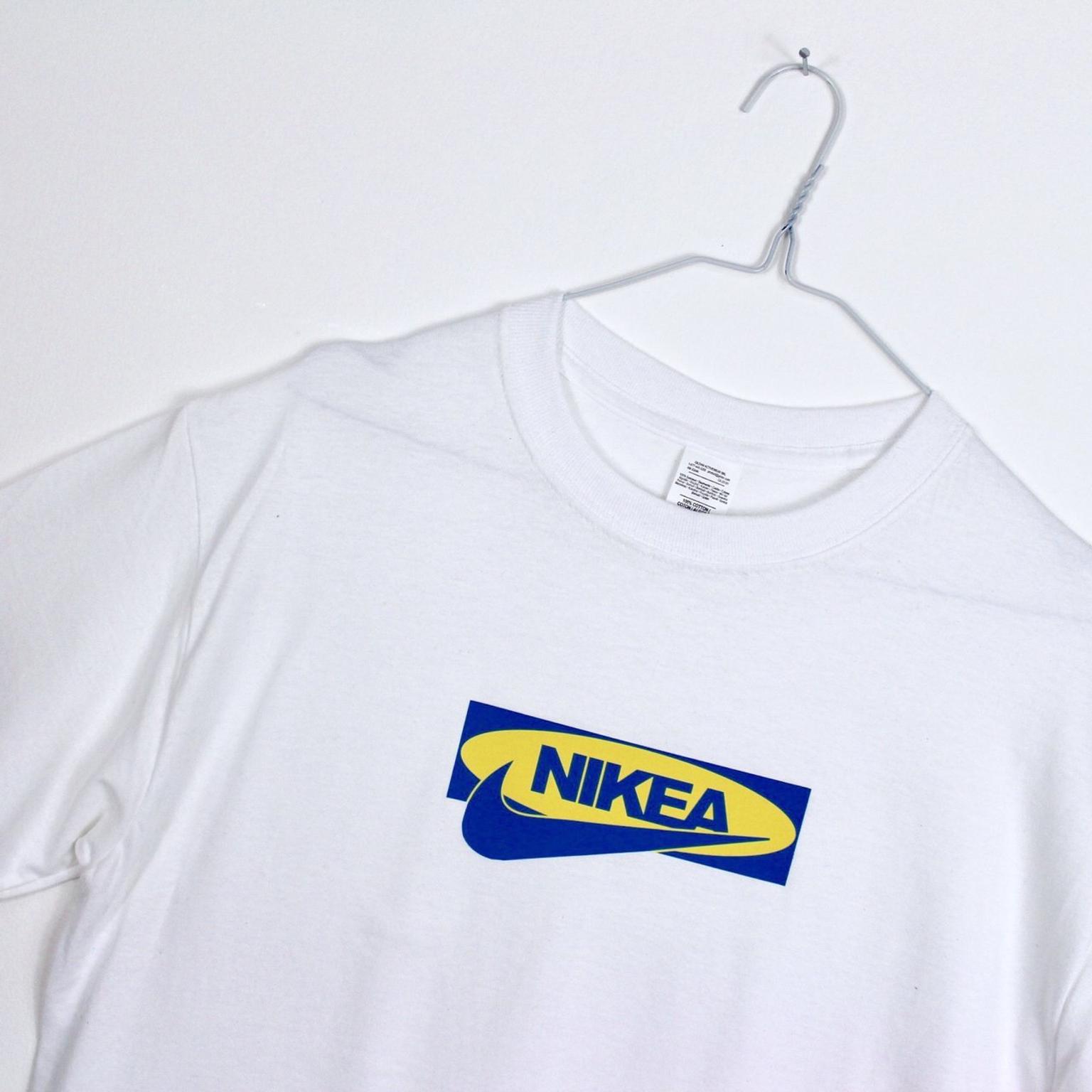 White T-Shirt Nikea Nike Supreme Tee in 
