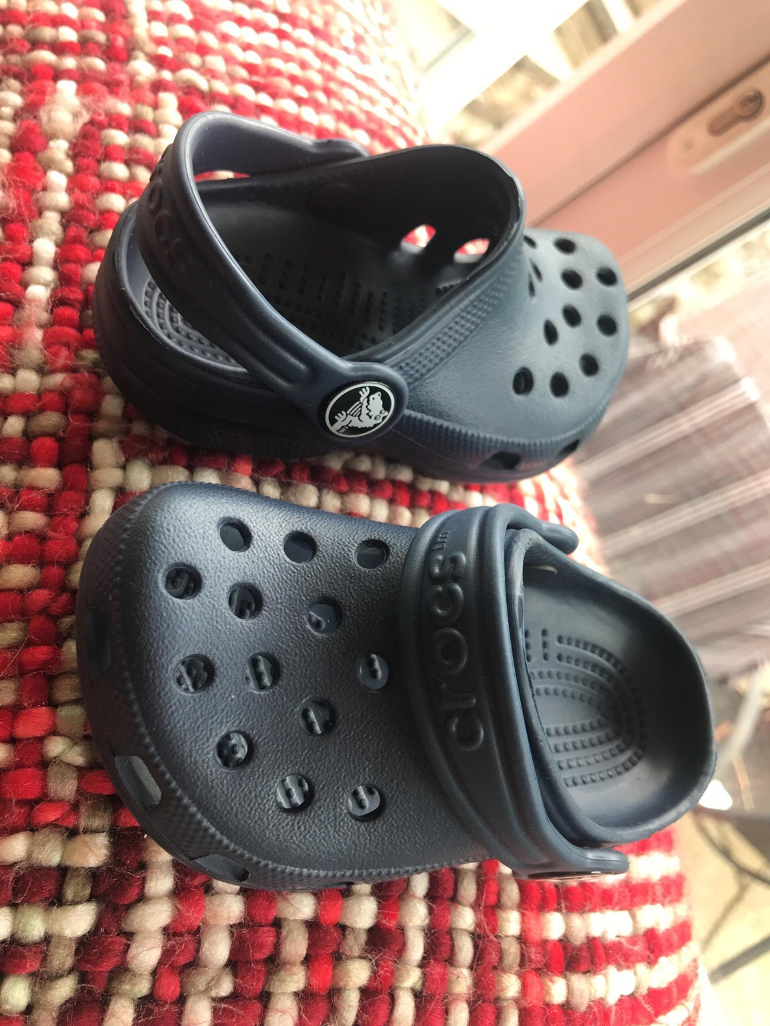 navy crocs size 4