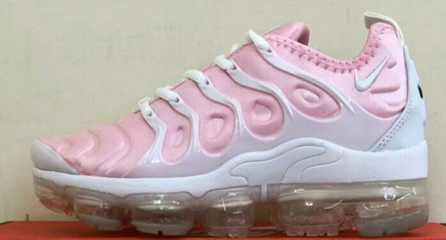 pink and white vapormax plus 