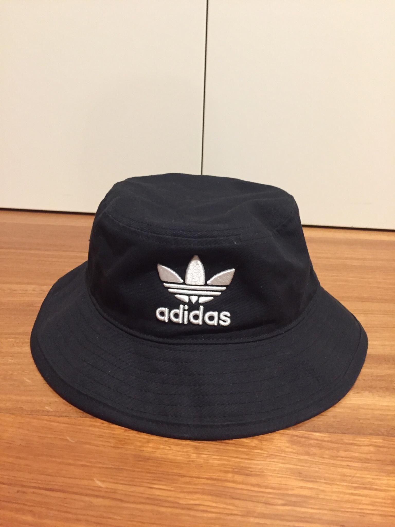 Cappello pescatore Adidas nero in 00152 Roma for €15.00 for sale | Shpock