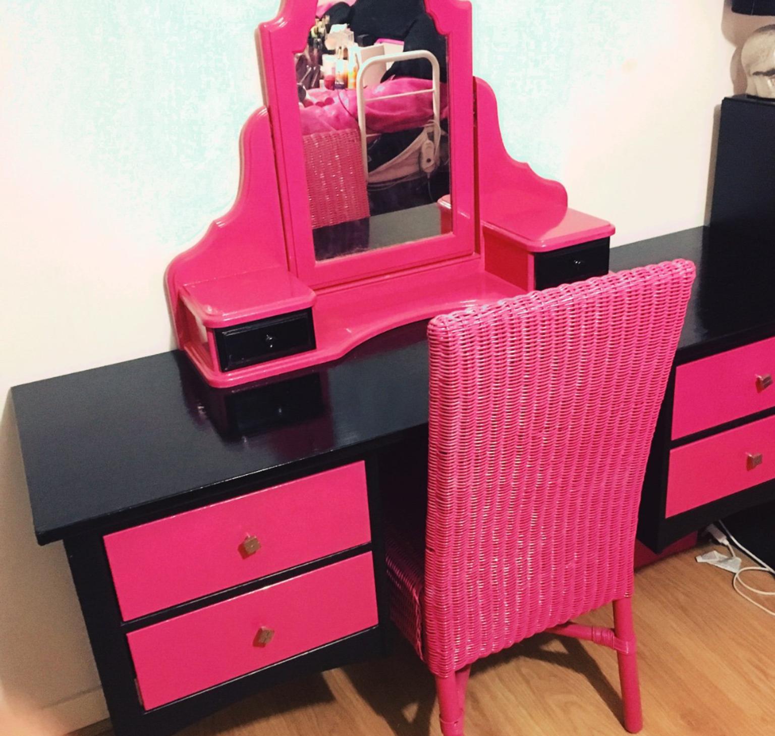 Black Pink Dressing Table In Kt19 Ewell Fur 100 00 Zum Verkauf