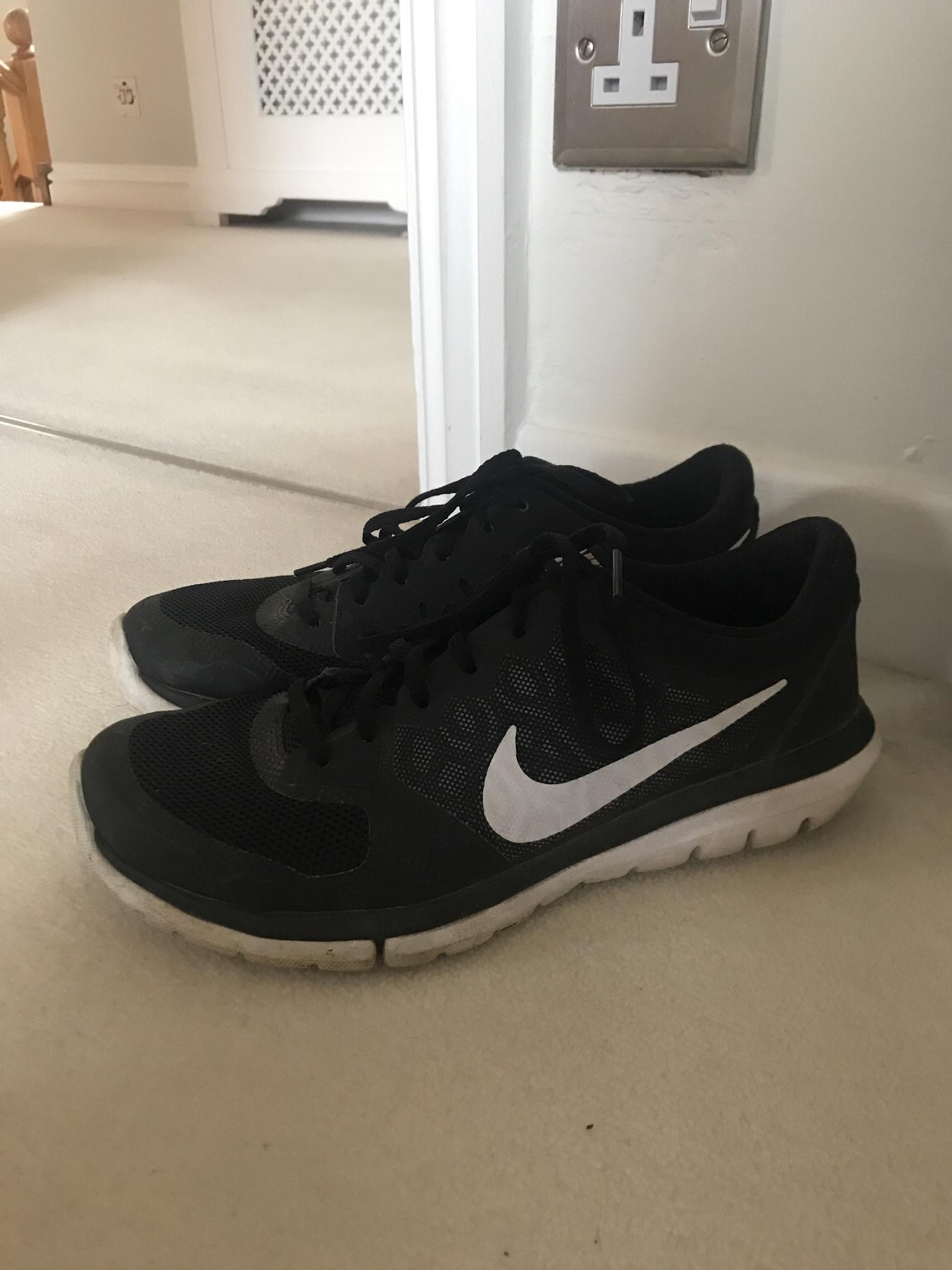 nike women's black and white trainers