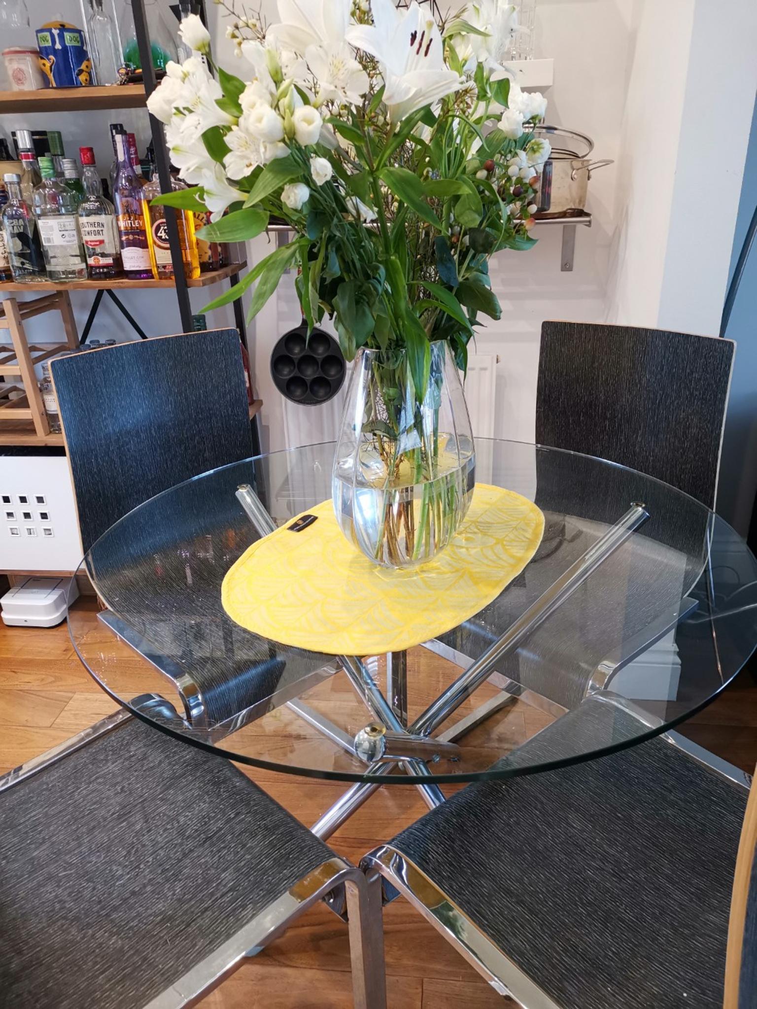 Dwell Tempered Glass Dining Table 4 Chairs In Sw8 London Fur 120 00 Zum Verkauf Shpock De