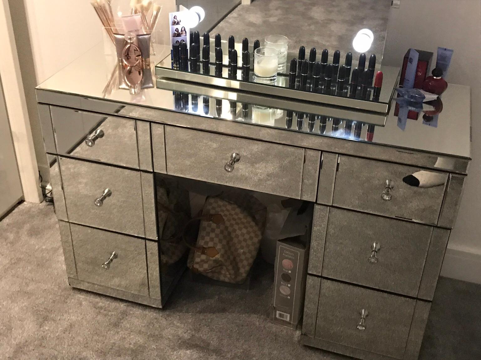 Featured image of post Mirrored Vanity Table With Drawers - Check out our vanity table with mirror selection for the very best in unique or custom, handmade pieces from our home &amp; living shops.