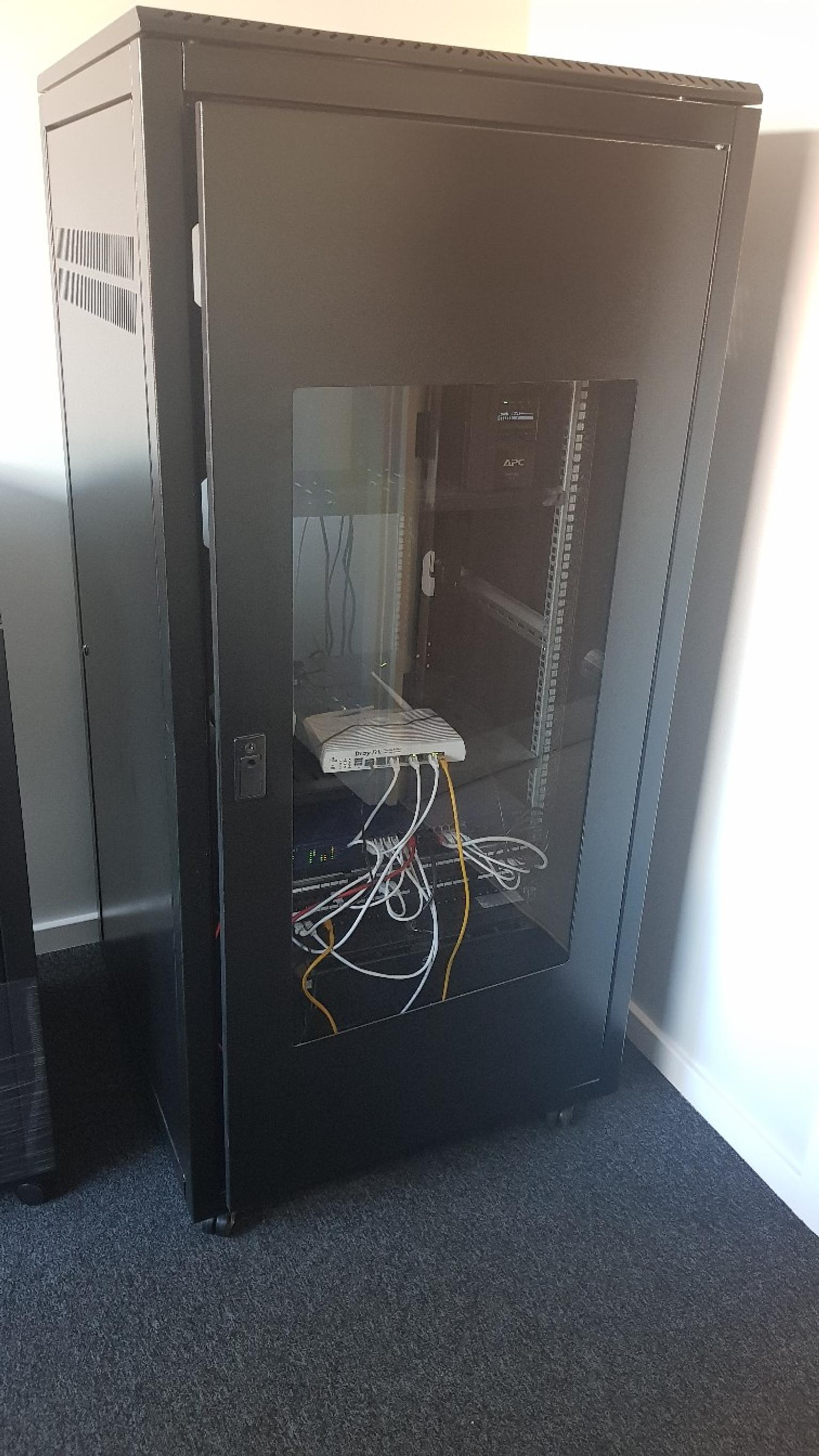 Data Server Cabinet In South Bucks Fur 60 00 Zum Verkauf Shpock De