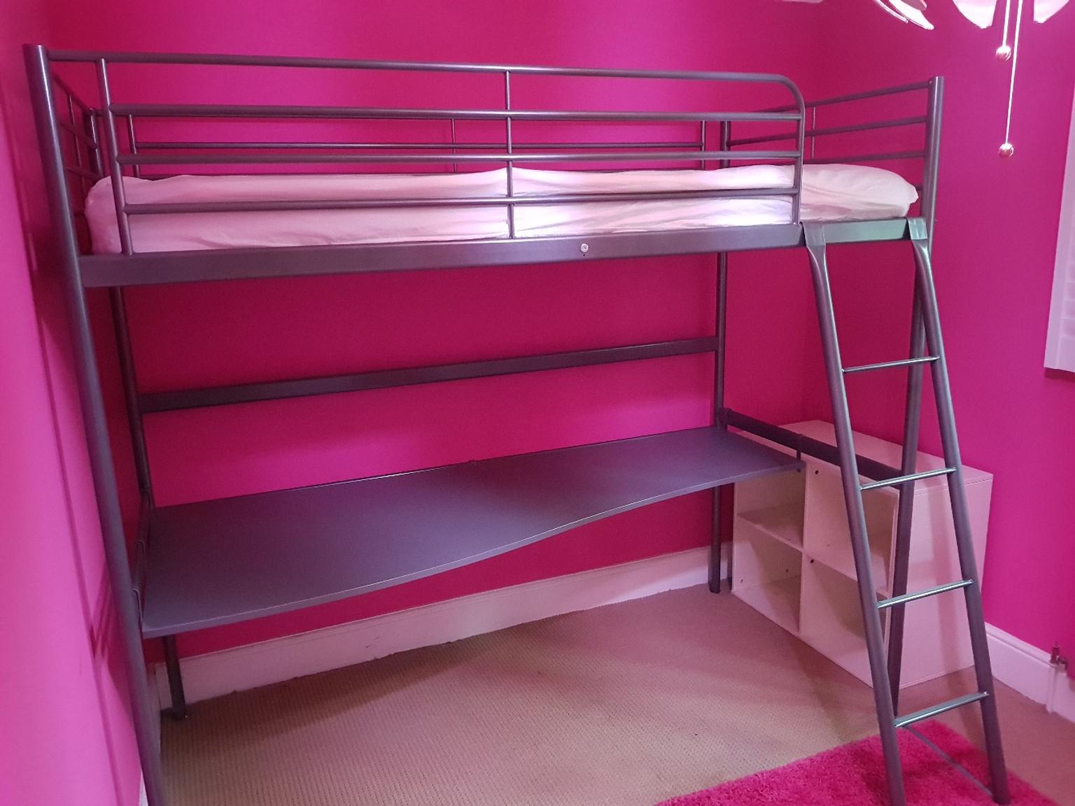 Svarta Ikea Loft Bed With Desk In Rh1 Banstead Fur 50 00 Zum Verkauf Shpock At