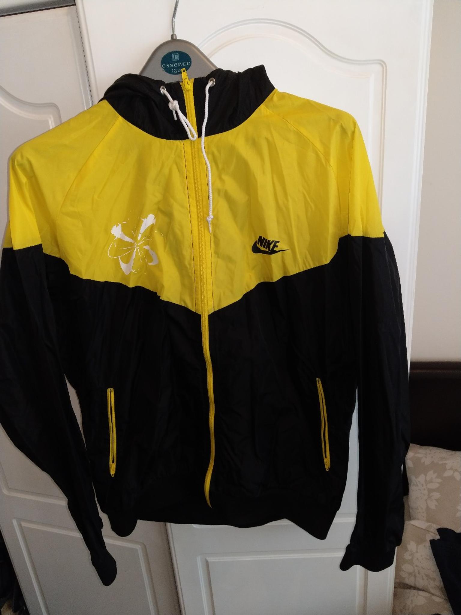 yellow and black jacket nike factory 