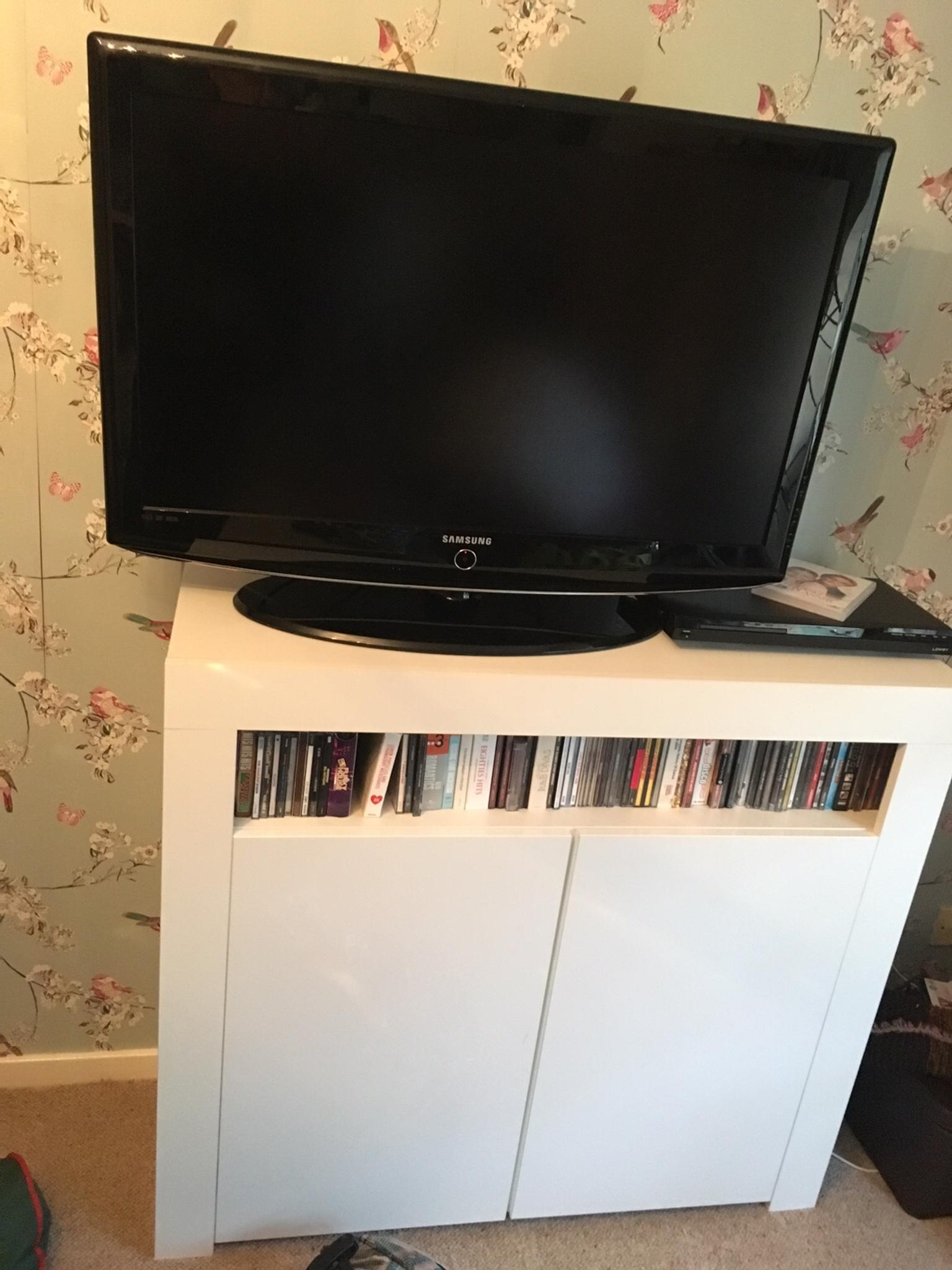 White Gloss Tv Cabinet In Me15 Maidstone Fur 50 00 Zum Verkauf