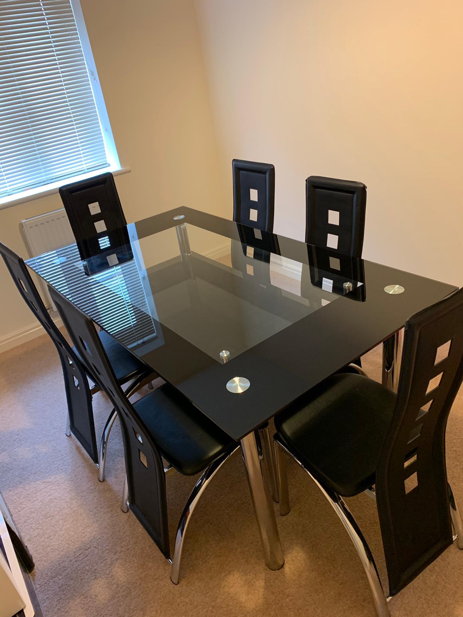 Black Glass Dining Room Table In East Lindsey Fur 100 00 Zum Verkauf Shpock De