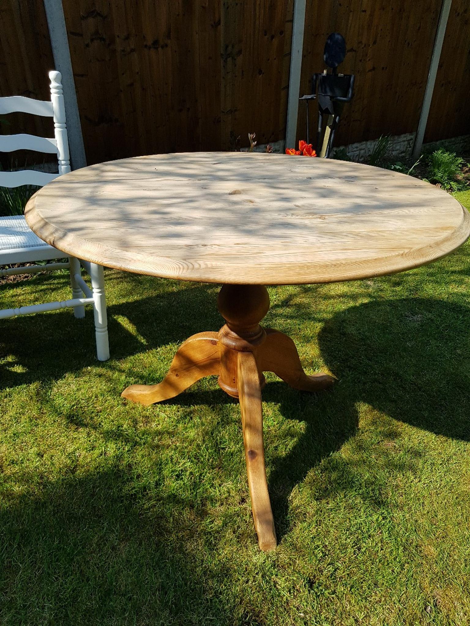 Solid Pine Table And Chairs In East Staffordshire Fur 20 00 Zum