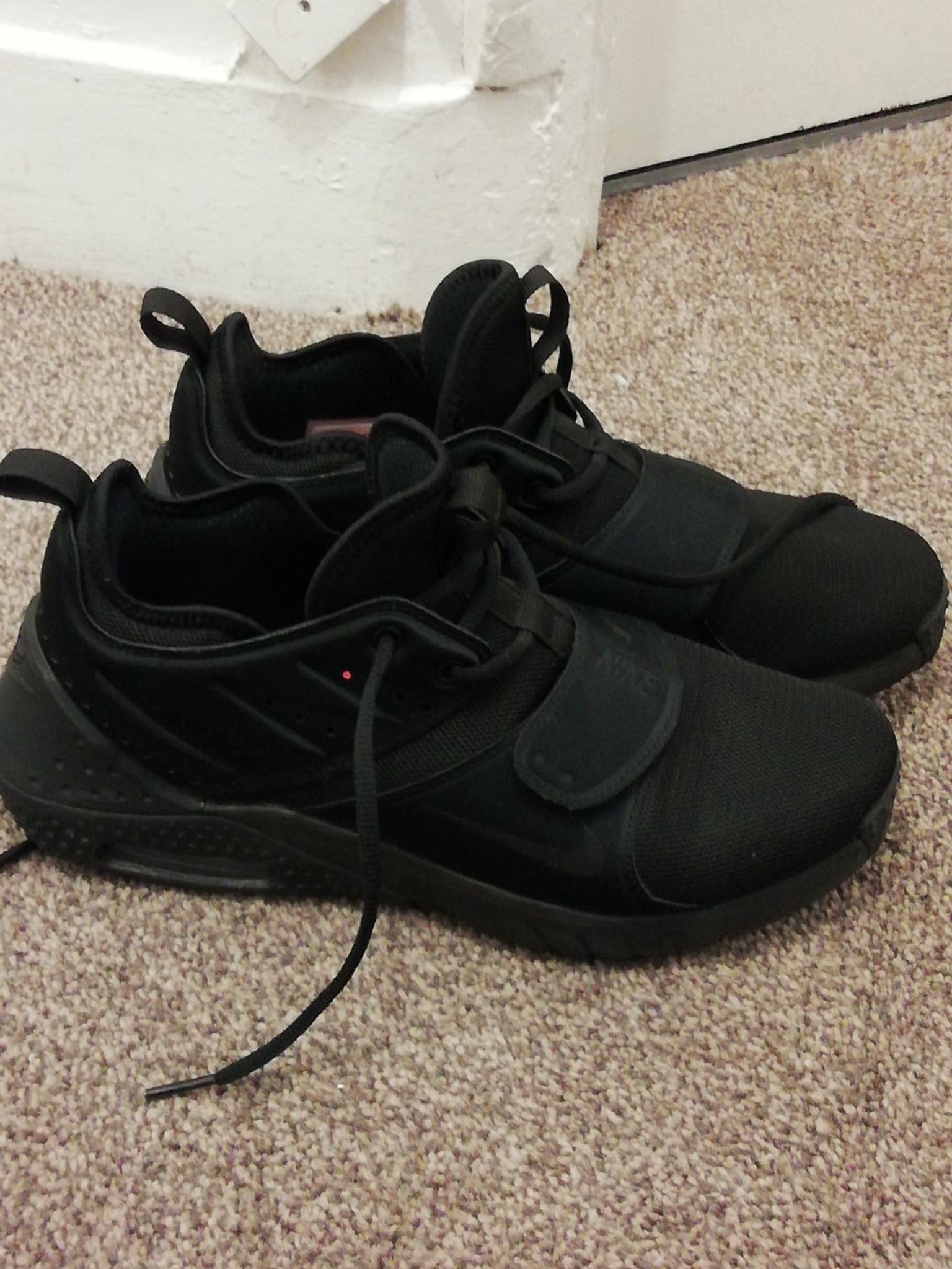 black nike trainers size 6.5