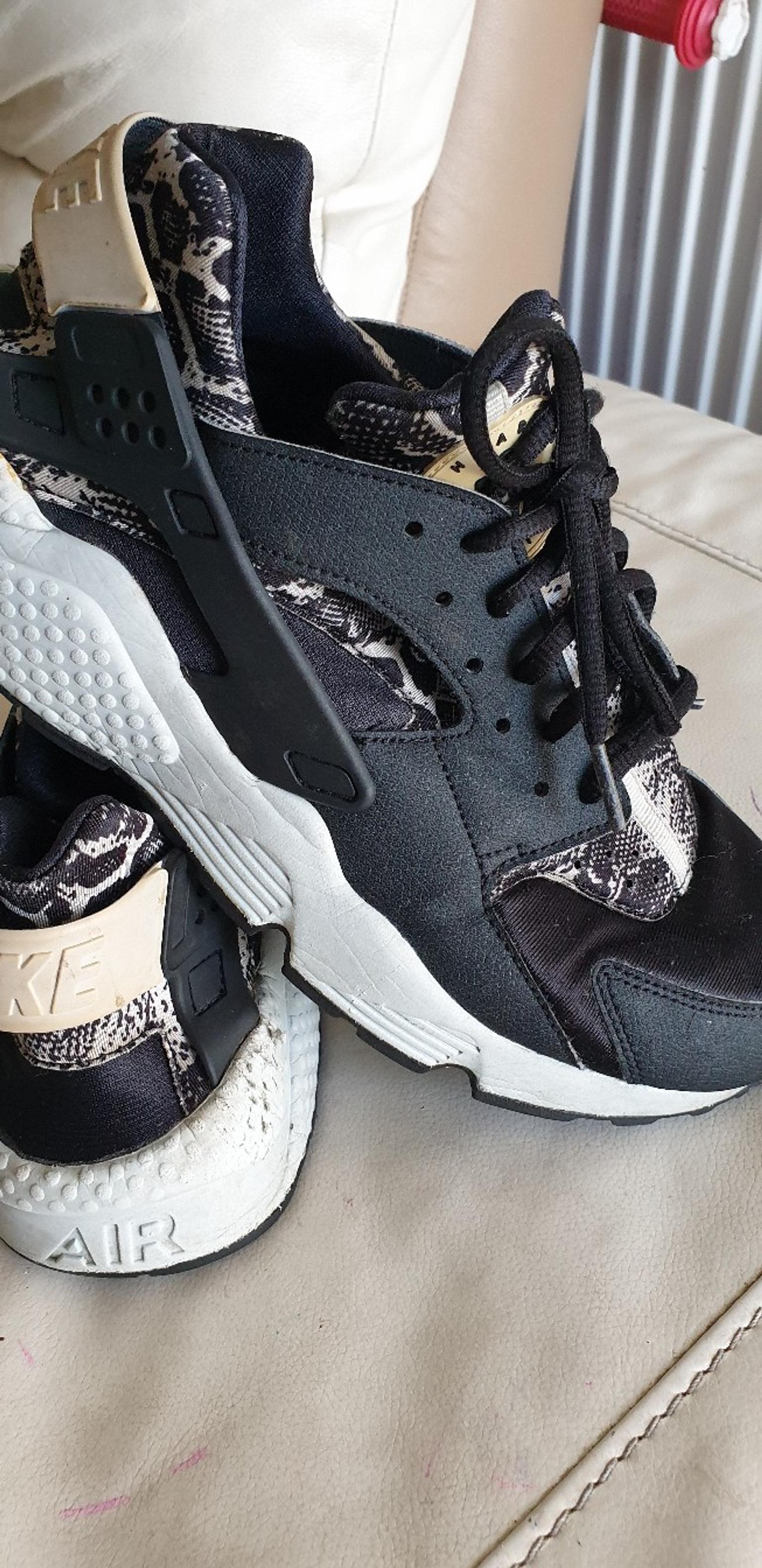 MENS NIKE AIR HUARACHE TRAINERS BLACK UK 9 in SW4 London for £12.00 for sale - Shpock