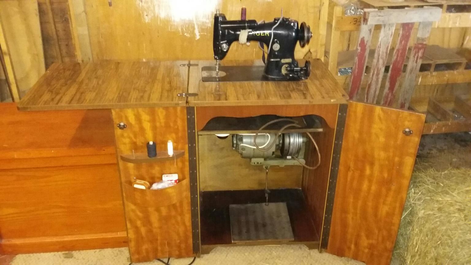 Singer Sewing Machine In Cabinet In Dy10 Forest Fur 100 00 Zum