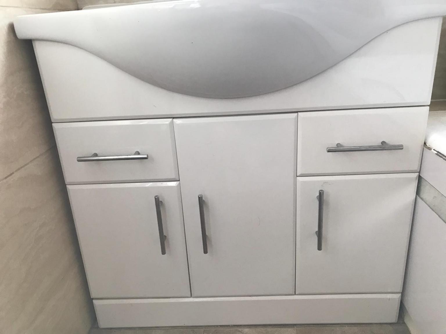 White Bathroom Vanity Unit With Sink In Cr0 London Fur 40 00 Zum