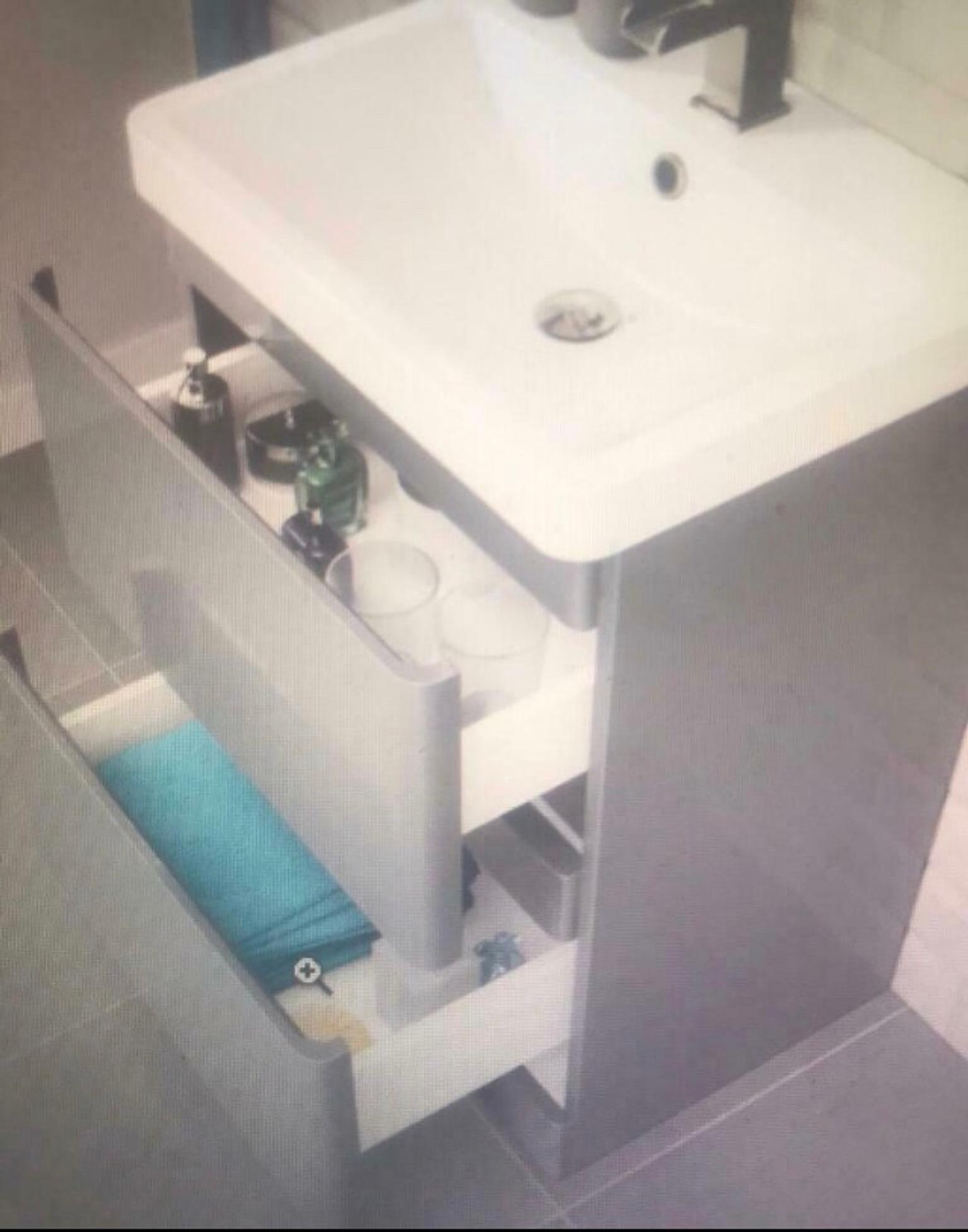 Bathroom Cabinet In Bd10 Bradford Fur 70 00 Zum Verkauf Shpock De
