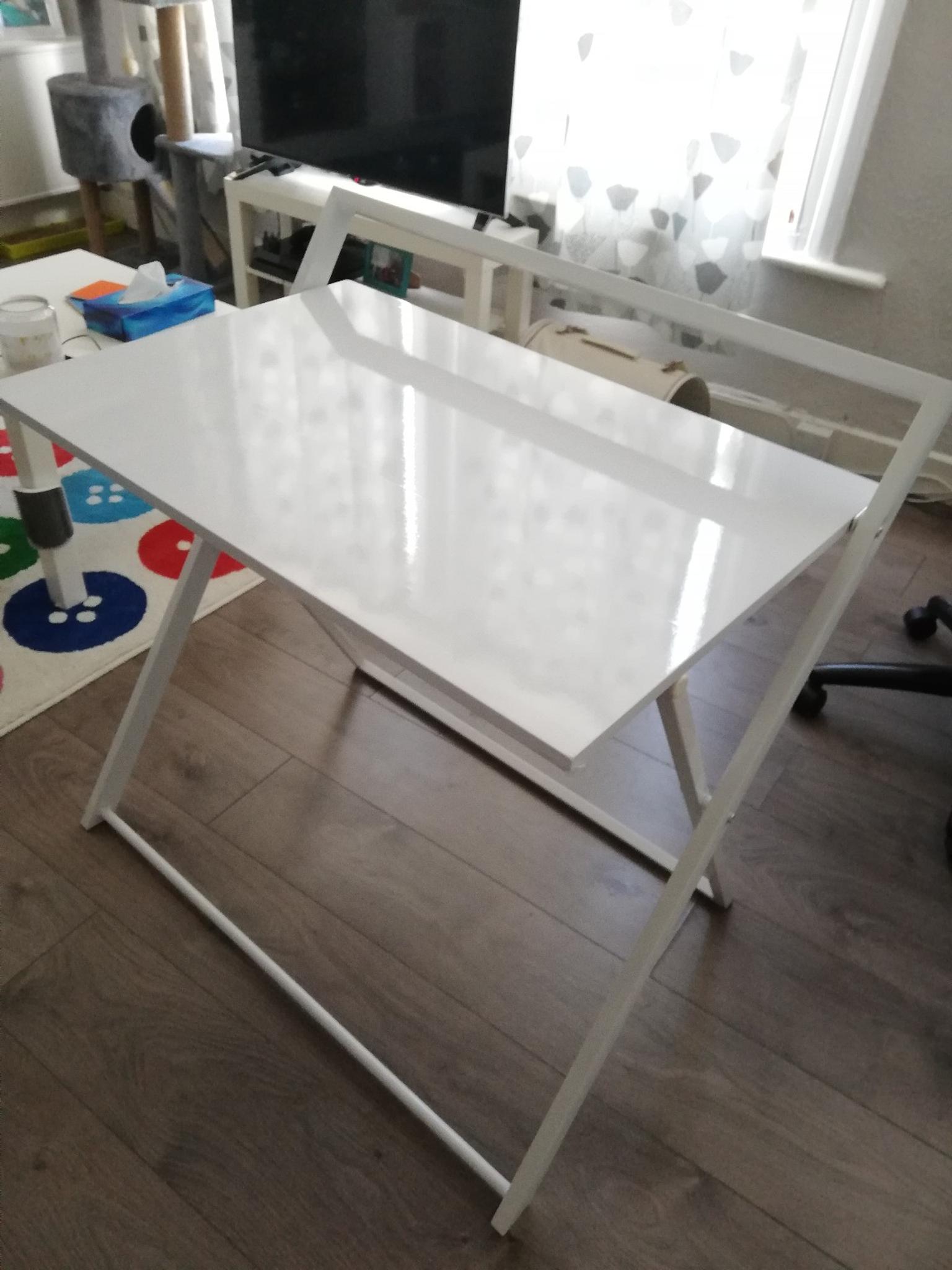 White Compact Folding Desk Good Condition In Se5 London For