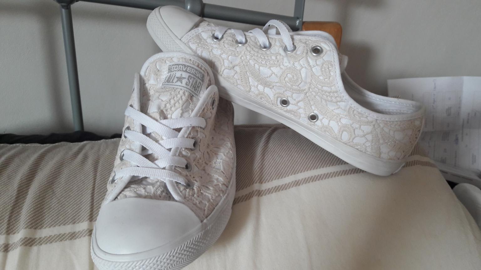 white lace converse