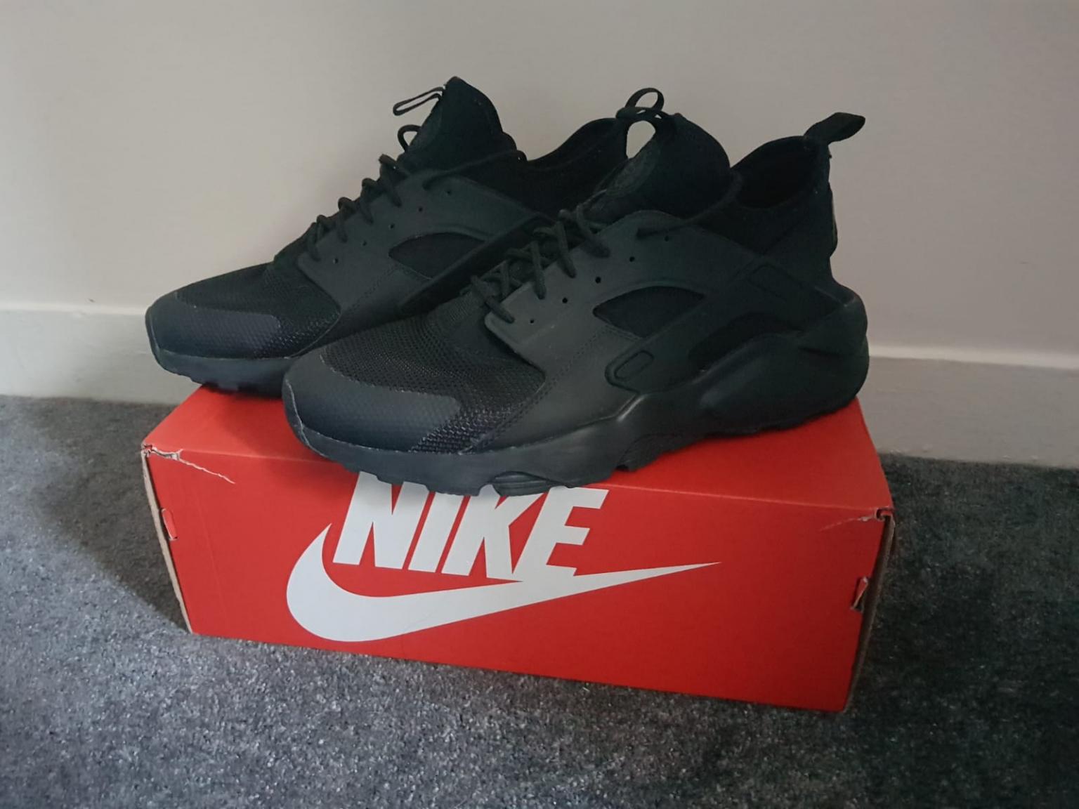 Mens UK size 9 black Nike Huarache 