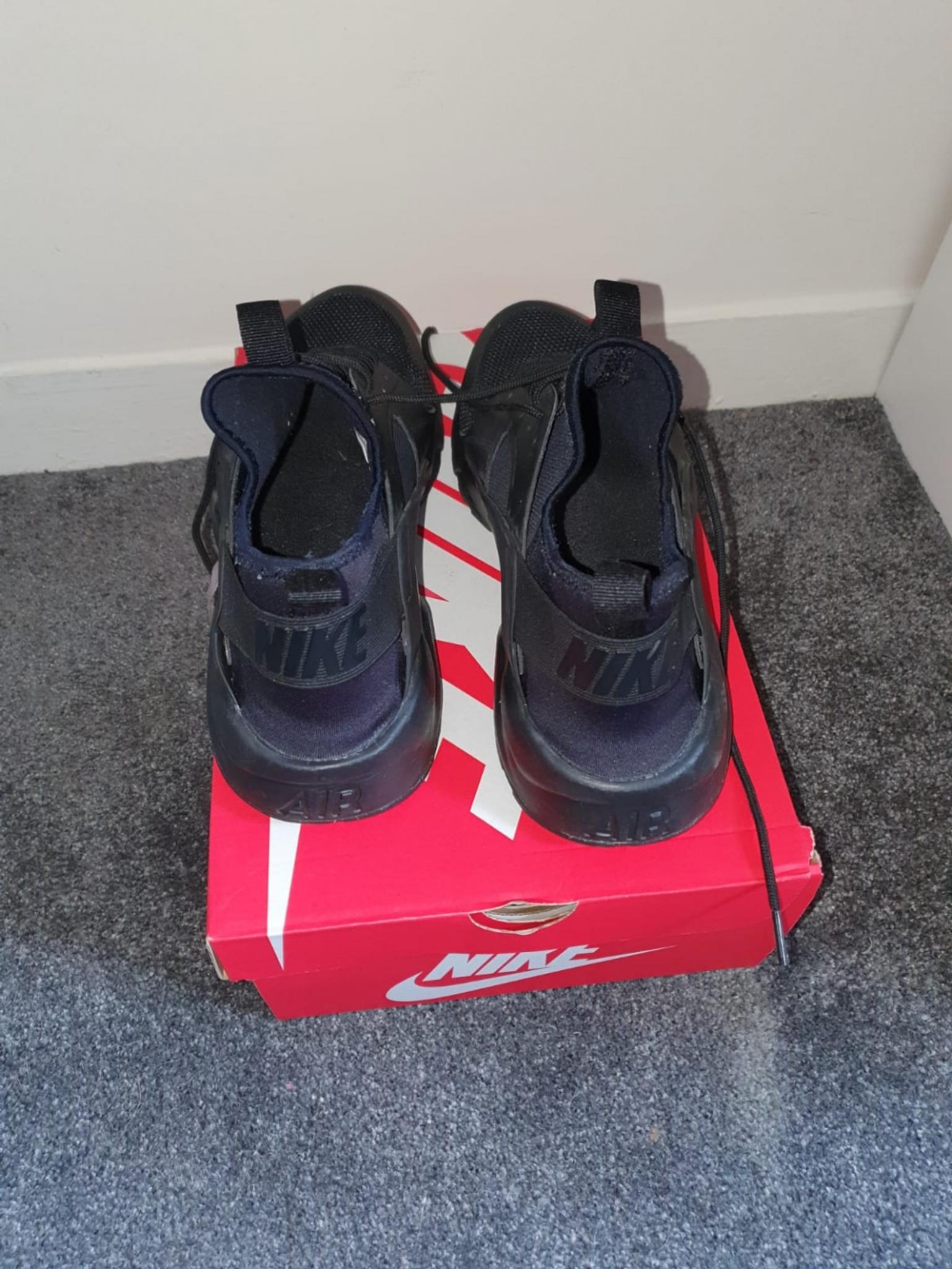 Mens UK size 9 black Nike Huarache 