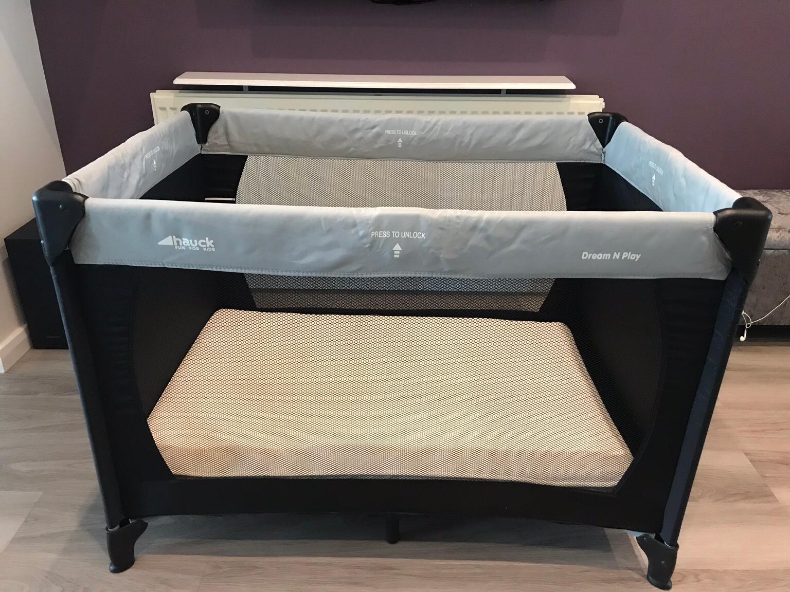 hauck travel cot size