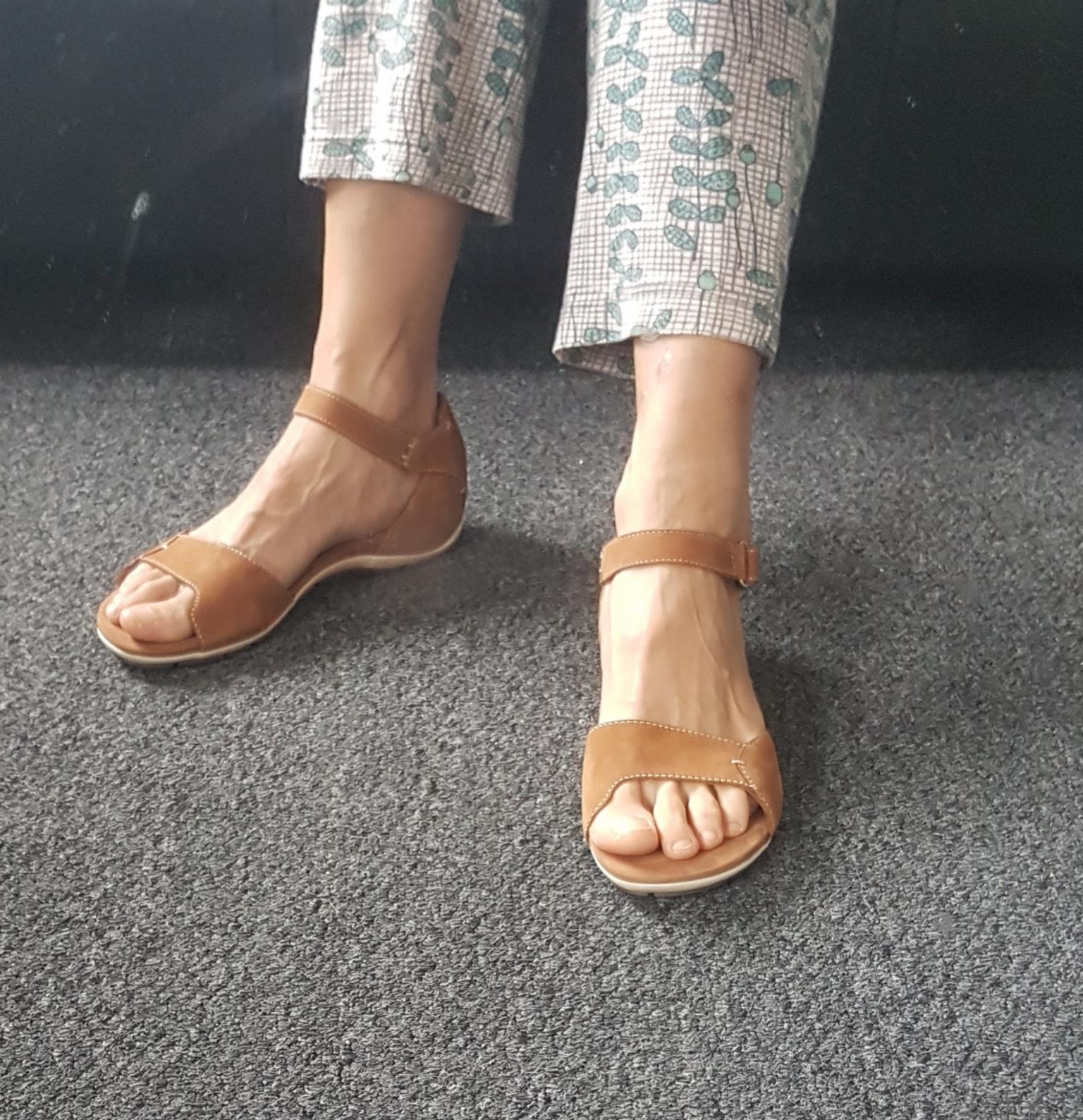 clarks ladies tan sandals