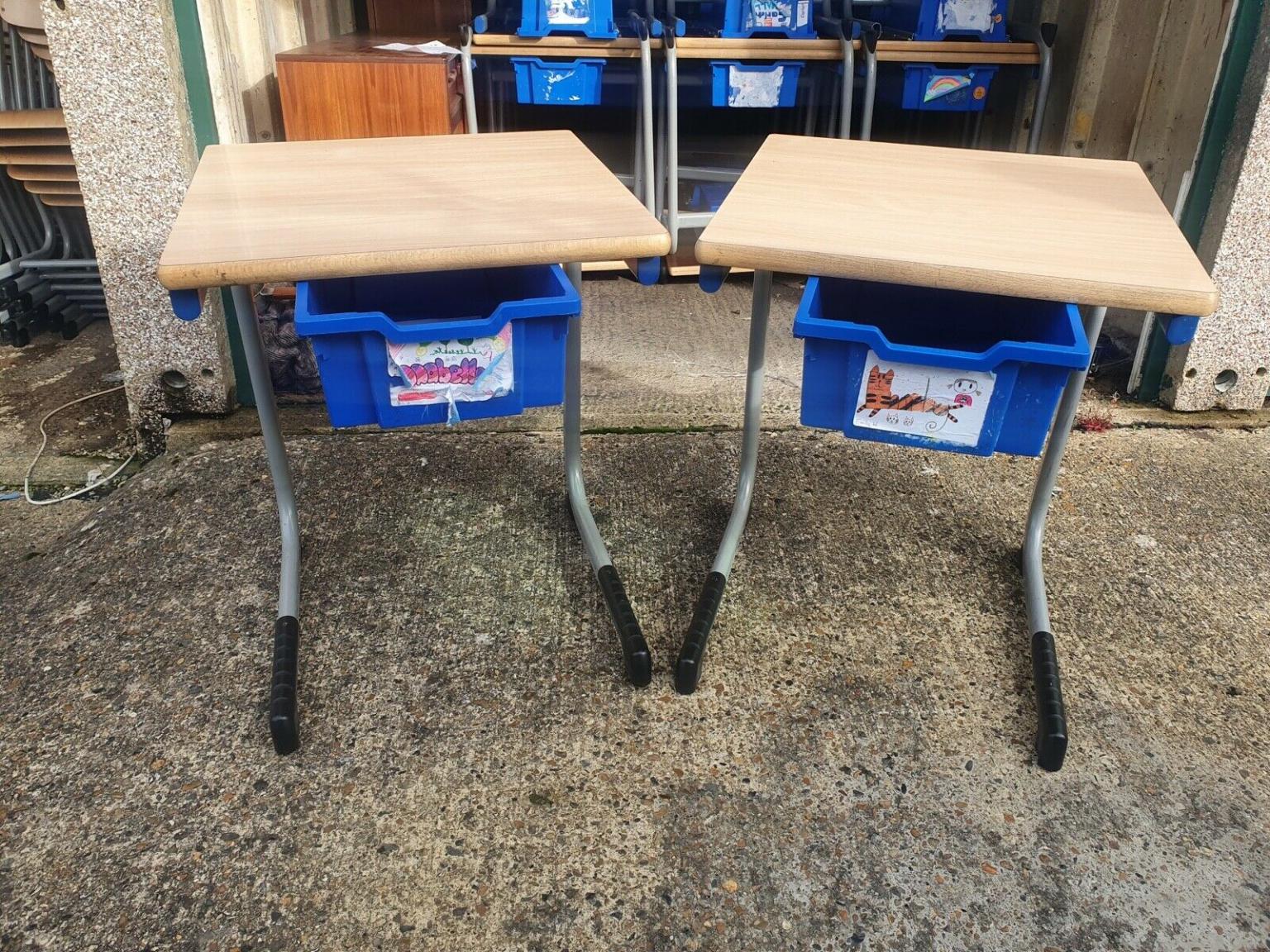 Job Lot Of School Desks In Gu1 Guildford Fur 240 00 Zum Verkauf