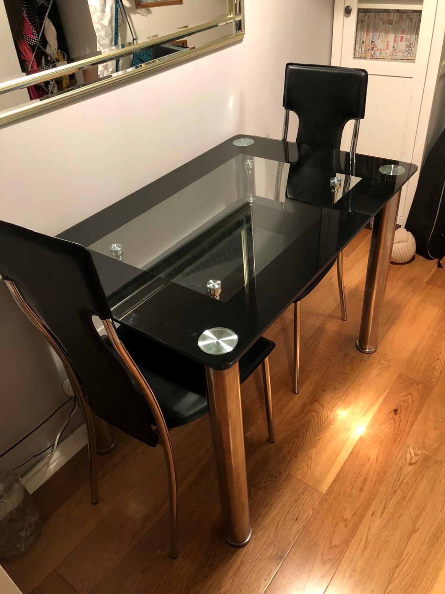 Small Black Glass Dining Table And 2 Chairs In Sm1 London Fur 20 00 Zum Verkauf Shpock De