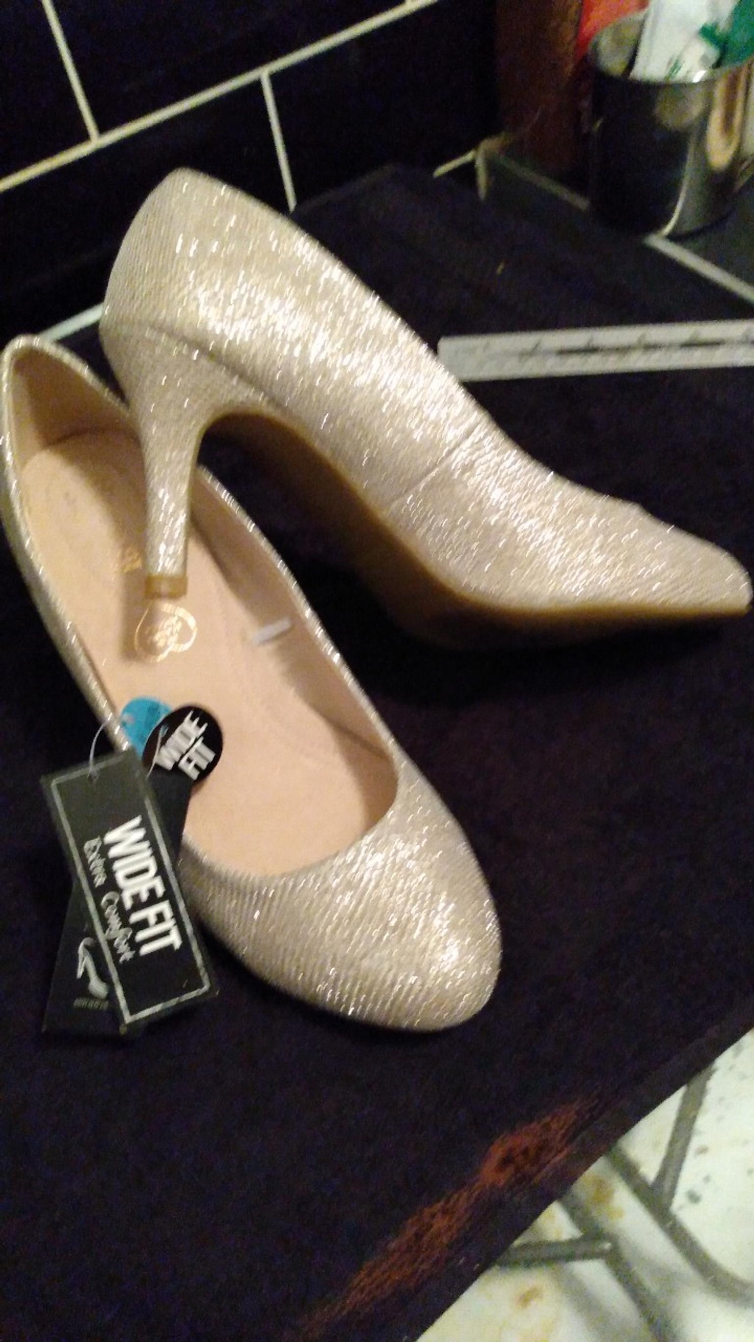 gold shoes size 6