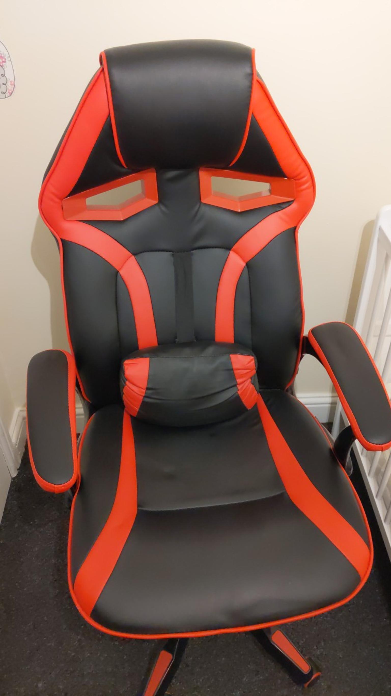 Red and Black office and gaming chair in Stevenage for £60