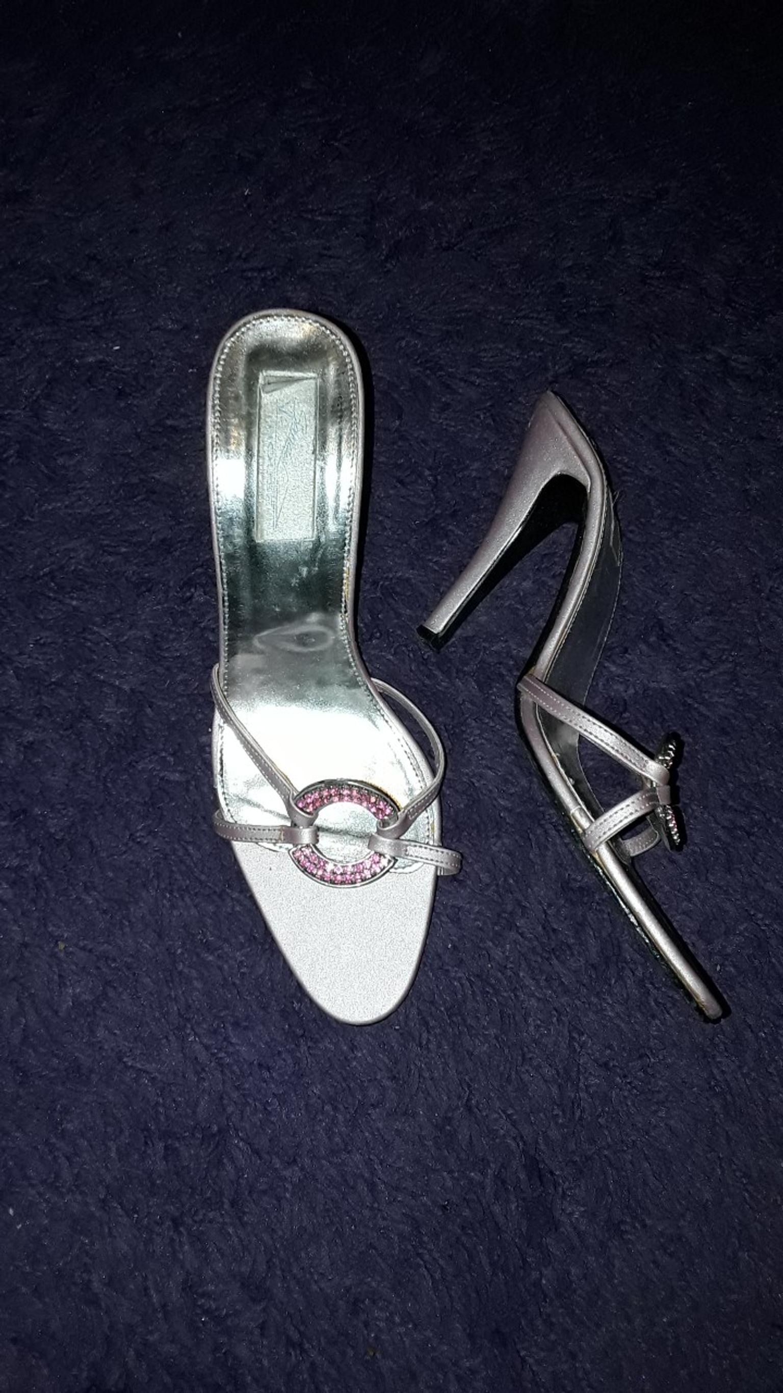 backless heeled shoes