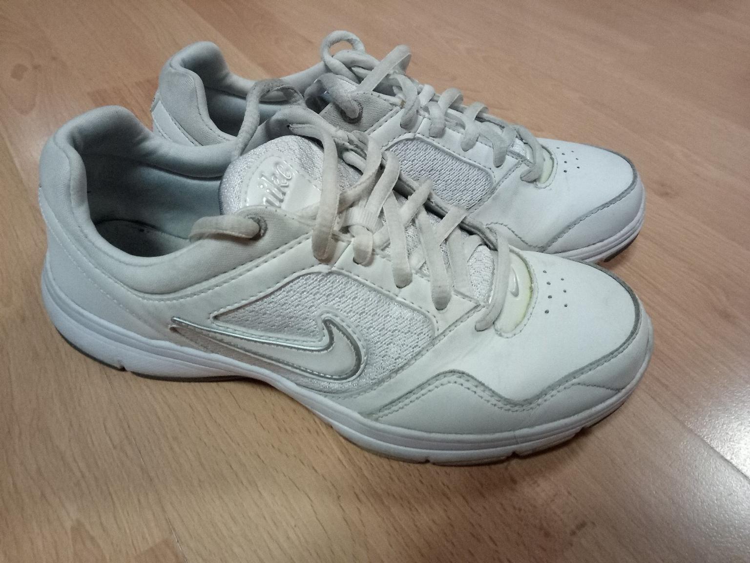 size 4 white nike trainers