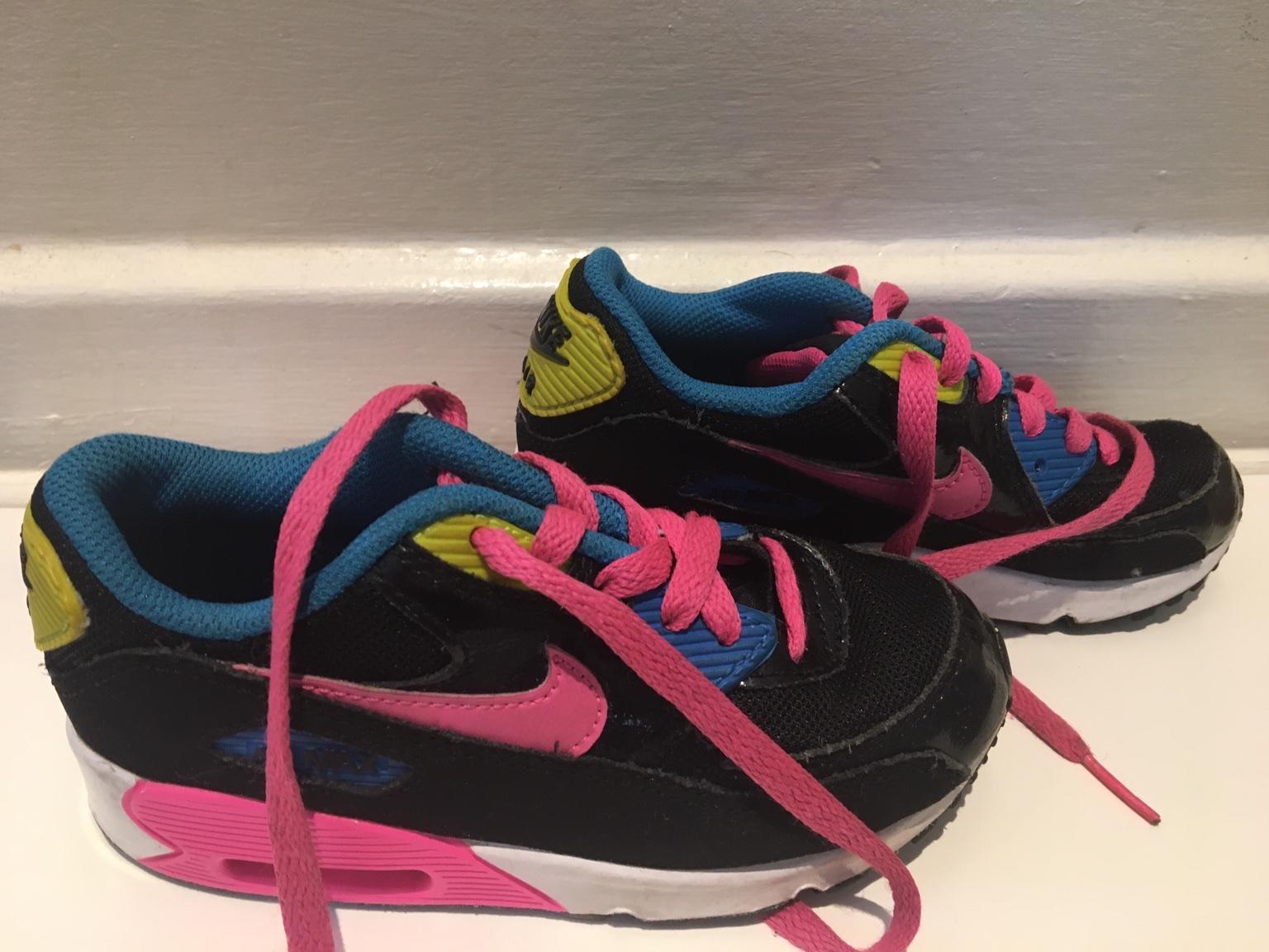 girls black and pink nike trainers