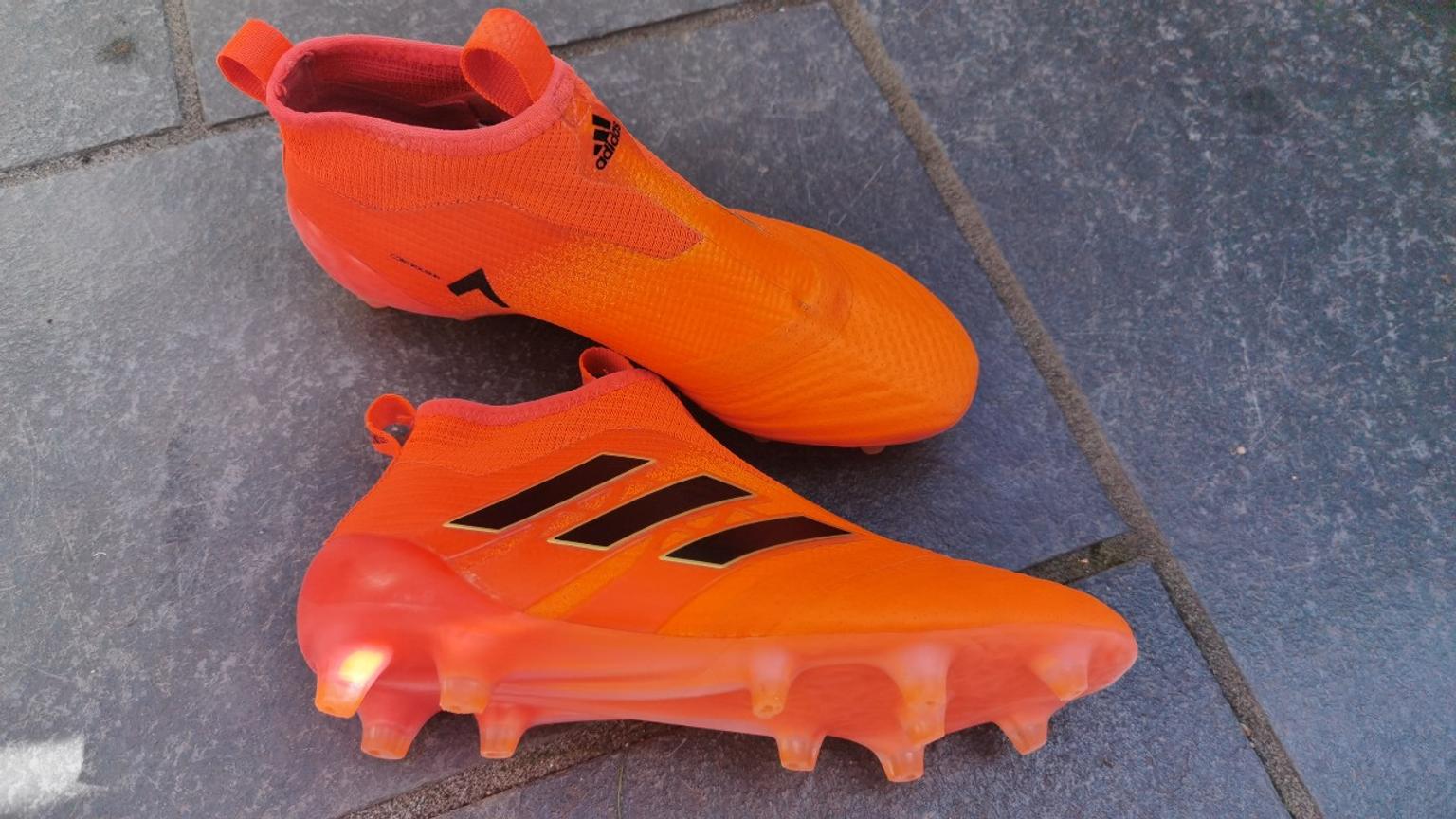 laceless football boots size 4