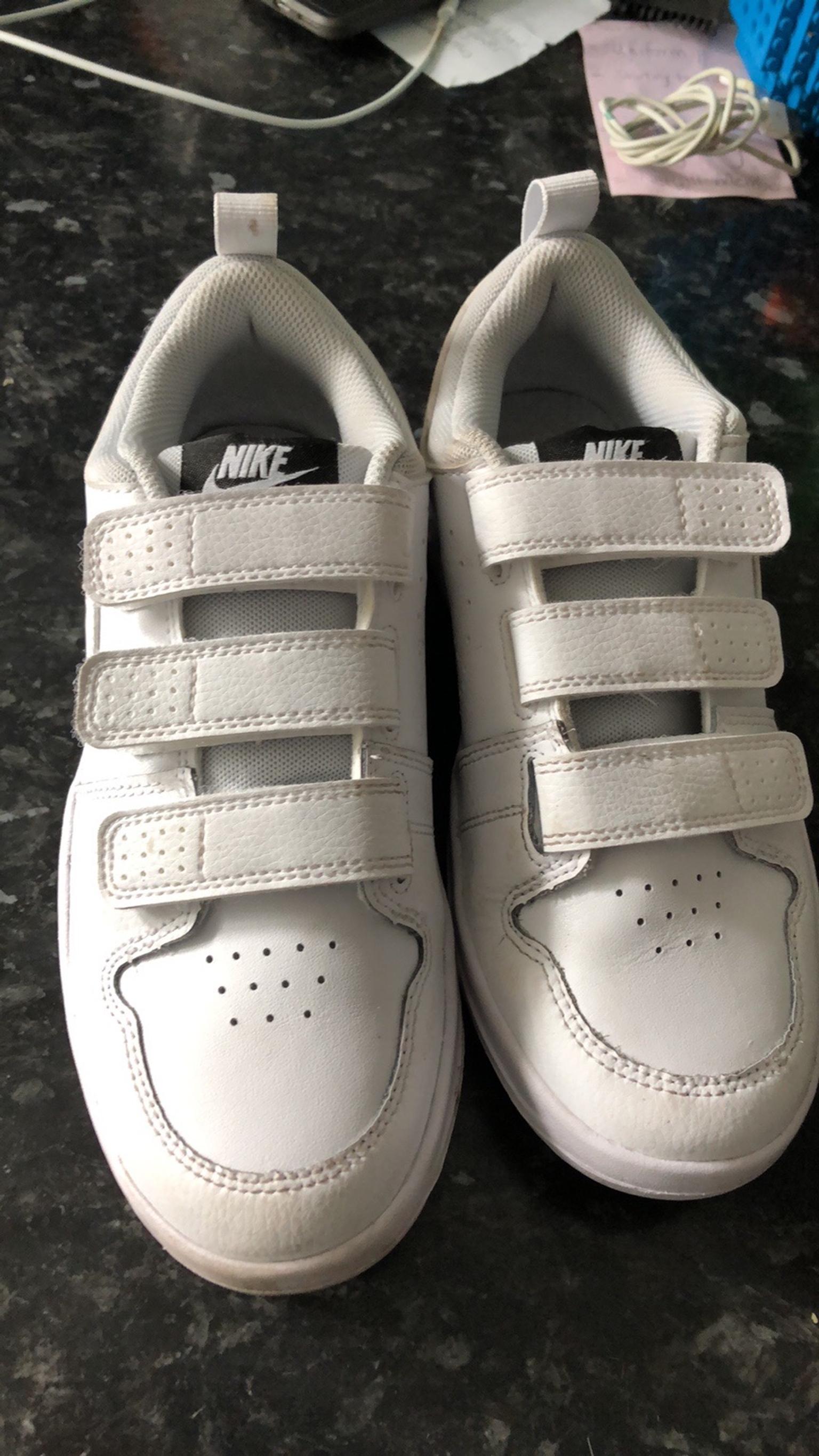white nike trainers size 4